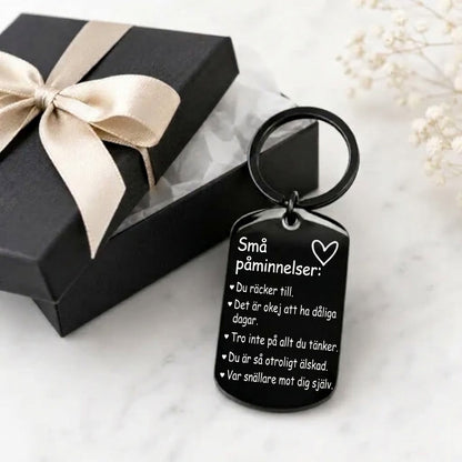 Inspirerande nyckelring med graverad text
