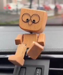 Charmigt litet gungfigur i trä med 12 magnetiska uttryck